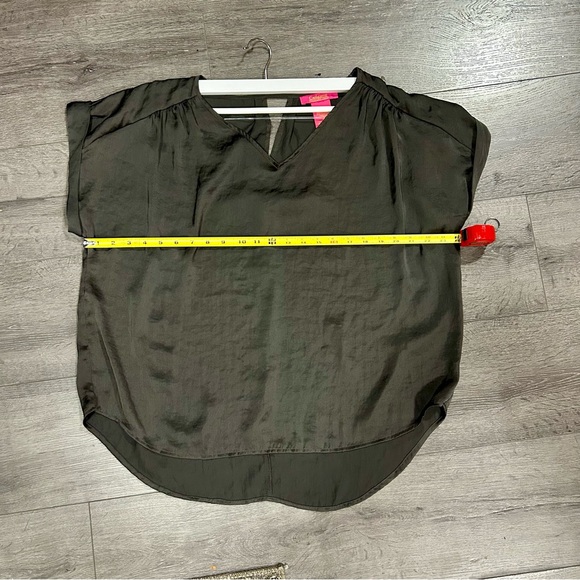 3 for $20 Beautiful silky v neck, loose fit, XL, keyhole back detail - Picture 7 of 9